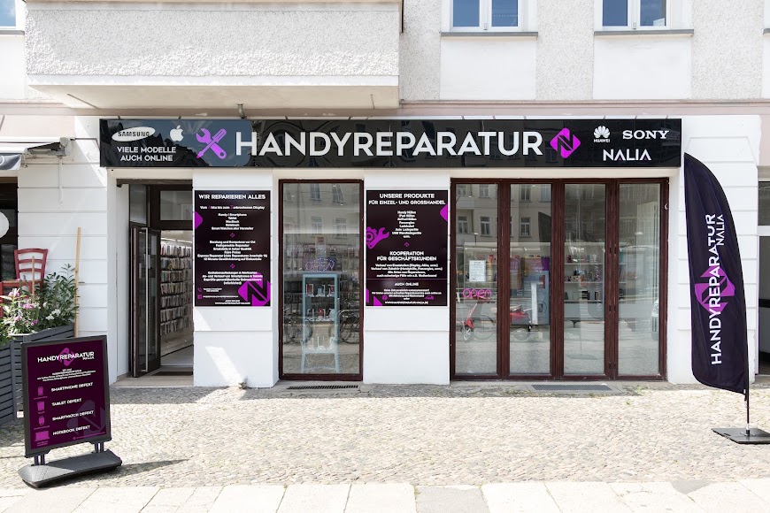 Handyreparatur NALIA: Eingang der Werkstatt an der Petersburger Straße 44